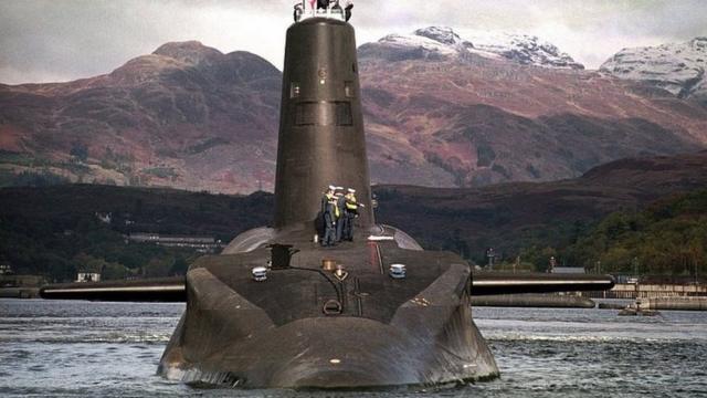 英国拥有4艘携带三叉戟导弹系统的前卫级核潜艇，潜艇基地位于苏格兰西海岸的克莱德