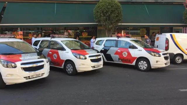 Carros da PM em frente a supermercado em Pinheiros