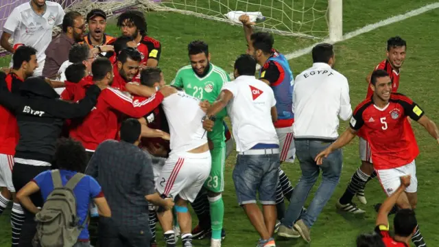لاعبو المنتخب المصري يحتفلون بالفوز على الكونغو في الوقت بدل الضائع والتأهل لمونديال روسيا 2018