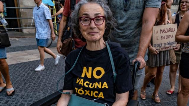 Uma mulher vestindo uma camiseta que diz: 'Não à vacina tóxica' durante um protestocodigo de bonus da f12 betBarcelona, Espanha