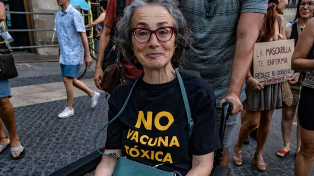 Uma mulher vestindo uma camiseta que diz: 'Não à vacina tóxica' durante um protestoesporte santosBarcelona, ​​​​Espanha