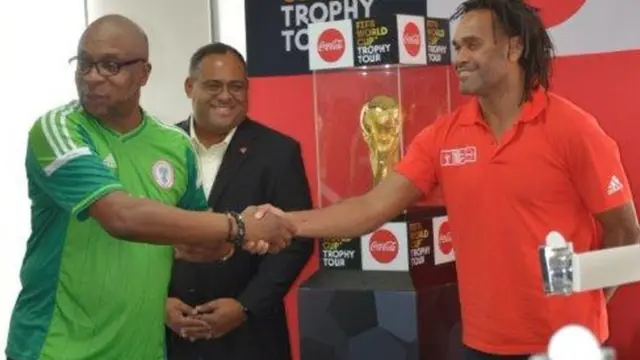 Ọga agba fun eto iroyin ni ileeṣẹ BBC lorilẹede Naijiria, Peter Okwoche pẹlu gbajugbaja agbabọọlu orilẹede France ni, Chritian Karembeu pẹlu Ọgbẹni Peter Njonjo to jẹ aarẹ ileeṣẹ Coca cola lẹkun iwọ oorun ilẹ Afirika duro pẹlu ife ẹyẹ agbaye