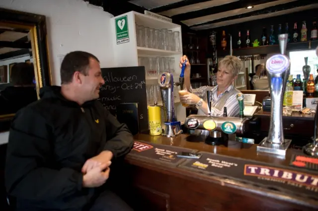 Cuando tuvieron a su hija, el marido de Alice dejó de ir a beber en el pub para hacerlo en casa.