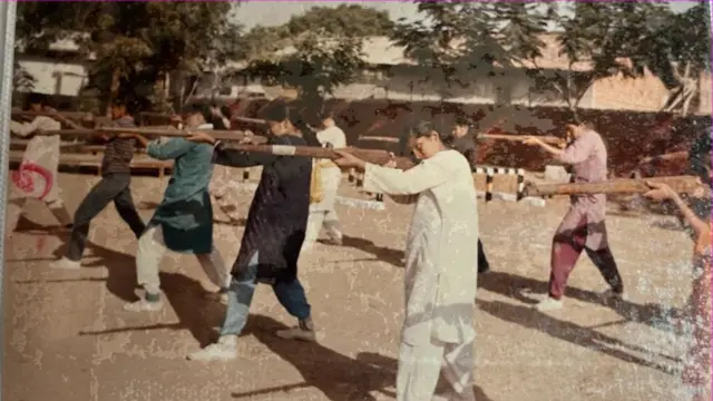 इंद्र बहादुर गुरुंग यांनी दिलेला हा फोटो. यात ते दुर्गा वाहिनीच्या मुलींना हत्यार चालवण्याचं प्रशिक्षण देत होते.