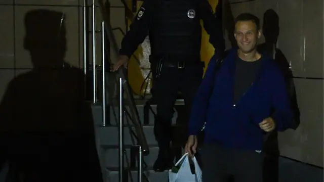 Aleksey Navalni, 30 günlük hapis cezasının ardından mahkemeden çıkarken