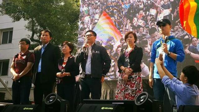 婚姻平权法案委员会初审通过后，许毓仁（图中）与民进党、时代力量立法委员一起到立法院外，在挺同婚群众面前发言。