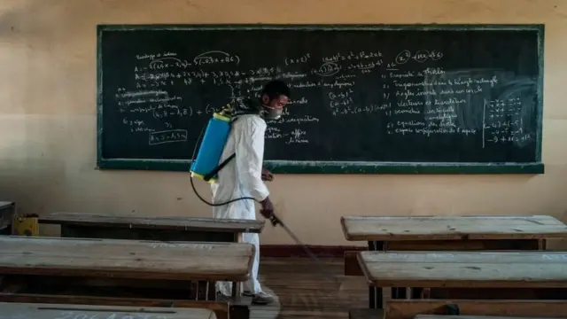 یک مرد در زمان شیوع طاعون سال ۲۰۱۷ مشغول ضدعفونی کردن مدرسه‌ای در ماداگاسکار