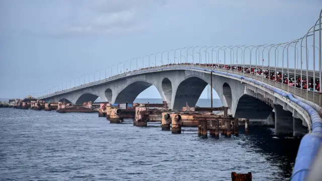 चीनी कर्ज़ और मदद से बनाया गया सिनामाले नाम का यह पुल राजधानी माले को हुलहुले द्वीप पर बने एयरपोर्ट से जोड़ता है