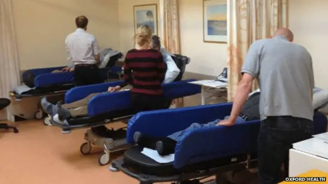 En la imagen aparece un paciente (izq.) recibiendo una infusión de ketamina, mientras que otros dos se recuperan de una terapia electroconvulsiva.