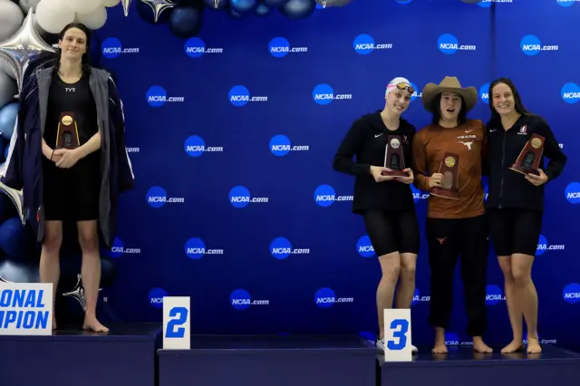 A nadadora transgênero Lia Thomas da Universidade da Pensilvânia fica no pódio depoisbetanobrasilvencer o estilo livrebetanobrasil500 jardas enquanto outras medalhistas Emma Weyant, Erica Sullivan e Brooke Forde posam para uma foto na NCAA Division I Women's Swimming & Diving Campeonatobetanobrasil17betanobrasilmarçobetanobrasil2022betanobrasilAtlanta, Geórgia.