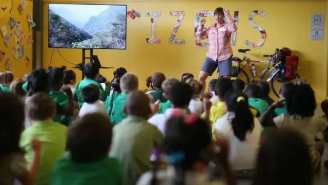 Sara berbicara di depan anak-anak sekolah