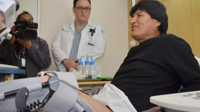 El presidente boliviano no podrá jugar al fútbol por al menos un año.