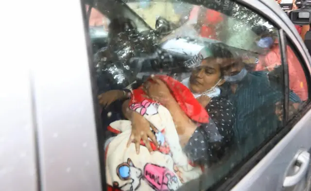 குழந்தையுடன் அனுபமா