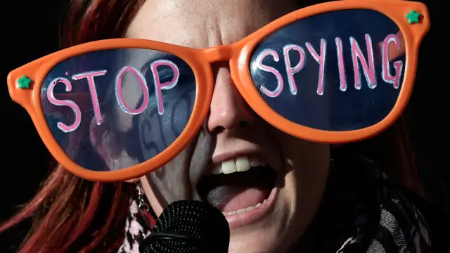 activista protestando por el espionaje a ciudadanos