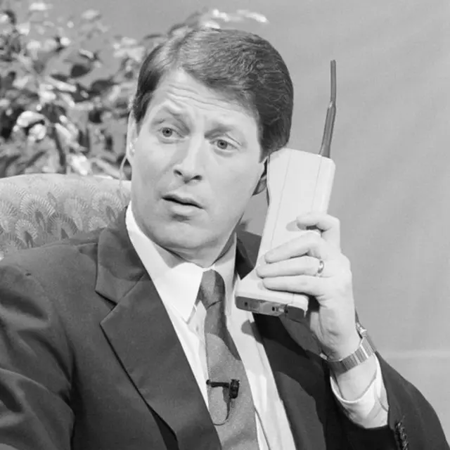 প্রথম যুগের মোবাইল ফোন হাতে মার্কিন সেনেটর (পরে ভাইস প্রেসিডেন্ট) অ্যাল গোর