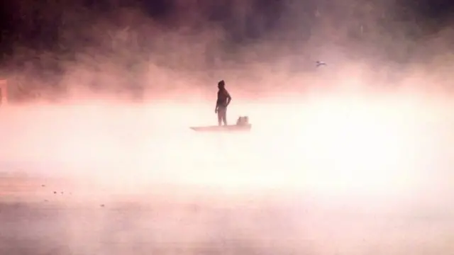 صياد وسط الضباب