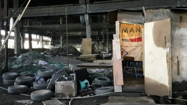 Zavod ərzisində anti-sanitariya şəraiti hökm sürür. Bu qədər sakin üçün bir neçə tualet var