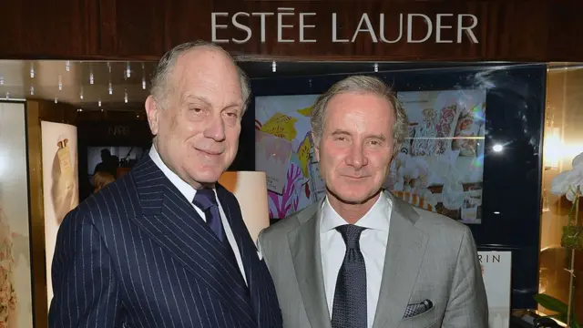 Fabrizio Freda junto a ora persona.