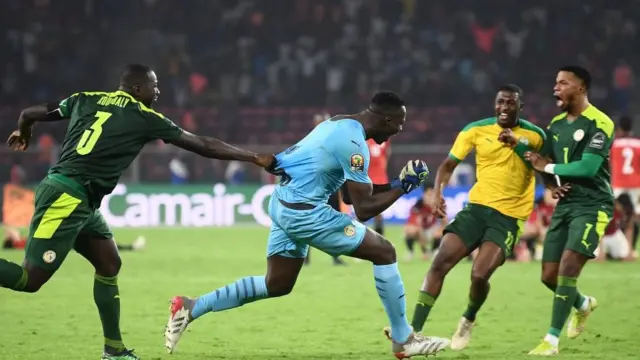 Le gardien de but du Sénégal, Edouard Mendy (C), célèbre avec ses coéquipiers après avoir remporté le match de football de la finale de la Coupe d'Afrique des Nations (CAN) 2021 entre le Sénégal et l'Egypte au Stade d'Olembe à Yaoundé, le 6 février 2022.