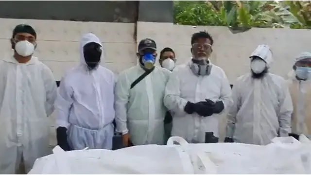ফোন পেলেই মরদেহের শেষকৃত্য করতে ছুটে যায় কাউন্সিলর মি. খন্দকার ও তার দল।