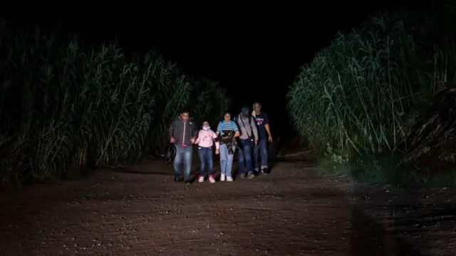 રિયો ગ્રાન્ડે નદી પાર કરીને આવેલો એક પરિવાર (મે 2021ની તસવીર)