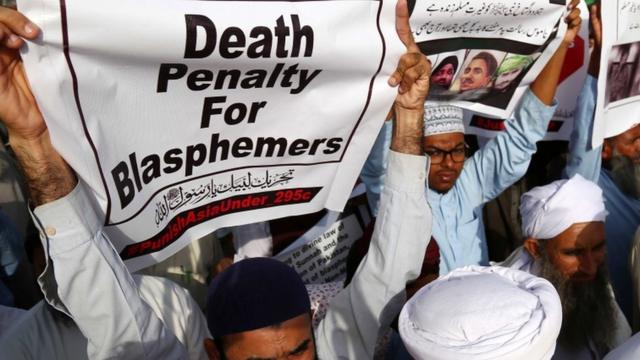 Manifestantes pedem pena de morte para acusados de blasfêmia;