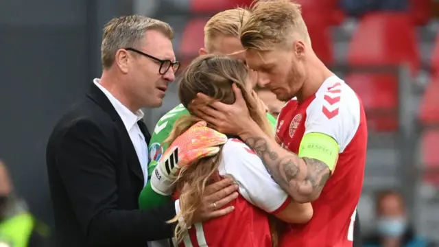 Simon Kjaer tiến tới an ủi người bạn đời của Christian Eriksen khi người đồng đội ngã quỵ trên sân cỏ