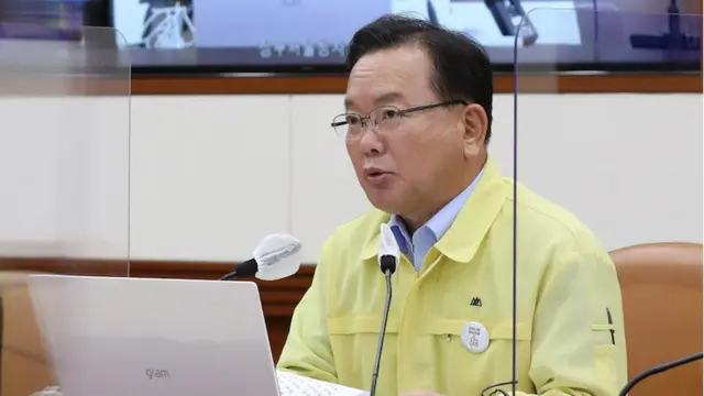 김부겸 국무총리가 27일 오후 서울 종로구 정부서울청사에서 열린 코로나19 대응 중앙재난안전대책본부 회의에서 모두 발언을 하고 있다