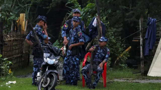 မောင်တောမှာ တာဝန်ကျနေတဲ့ တပ်မတော်တပ်ဖွဲ့ဝင်များ