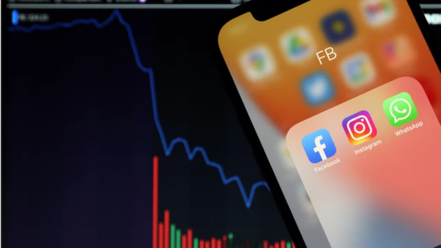 접속 장애 사태 직후 페이스북 주가가 5%나 급락했다