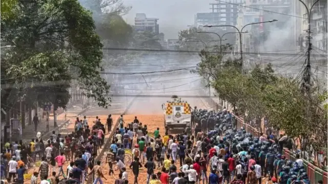 মঙ্গলবার ব্যাপক সংঘর্ষ হয়েছে নিউমার্কেট এলাকায়।