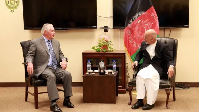 آقای تیلرسون (چپ) روز دوشنبه (اول عقرب/آبان) در سفری از قبل اعلان‌نشده وارد کابل شده