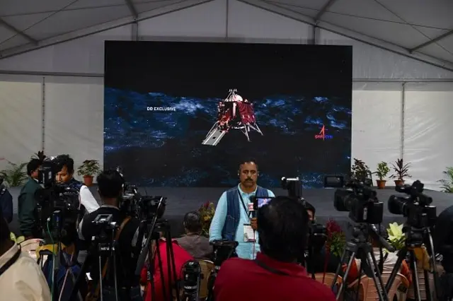 خبرنگاران در حال گزارش فرود چاندرایان ۲