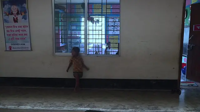 যৌনপল্লিতে বেড়ে ওঠা শিশুদের জন্য দাতব্য সংস্থা সেভ দ্য চিলড্রেন-এর প্রতিষ্ঠিত স্কুল।