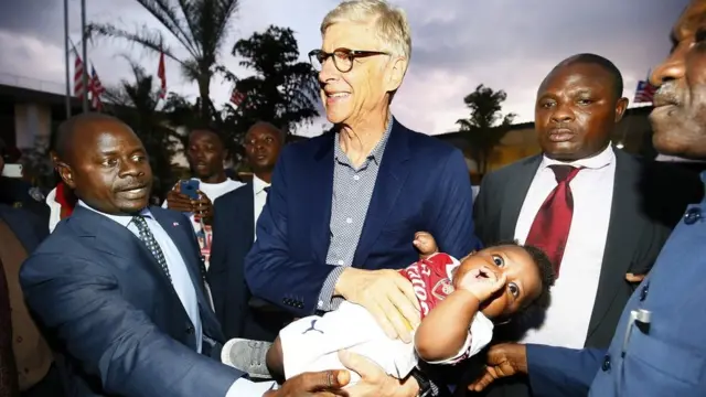 L'ancien entraîneur d'Arsenal, Arsène Wenger, a reçu un accueil héroïque lors de sa visite au Liberia.