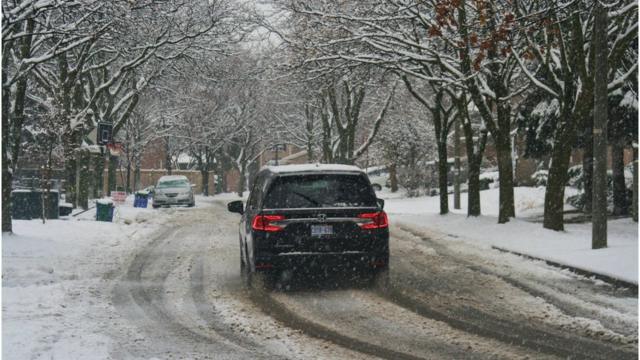 Un automóvil durante una nevada en Toronto