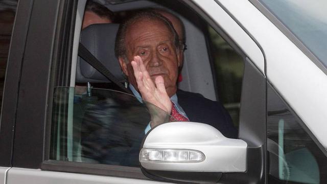 Juan Carlos leaves hospital after his hip operation in 2012