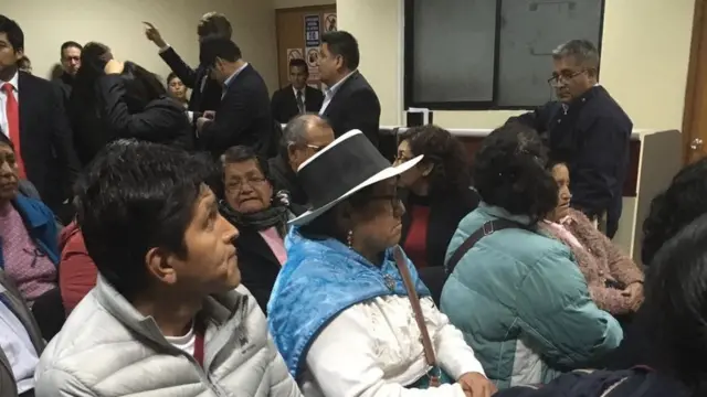 Familiares de las víctimas esperando la lectura de la sentencia por el caso Los Cabitos.