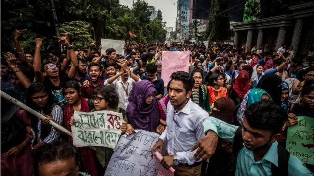 নিরাপদ সড়কের দাবিতে আন্দোলন শুরু করে স্কুলের শিক্ষার্থীরা, পরে তা সব পর্যায়ে ছড়িয়ে পড়ে