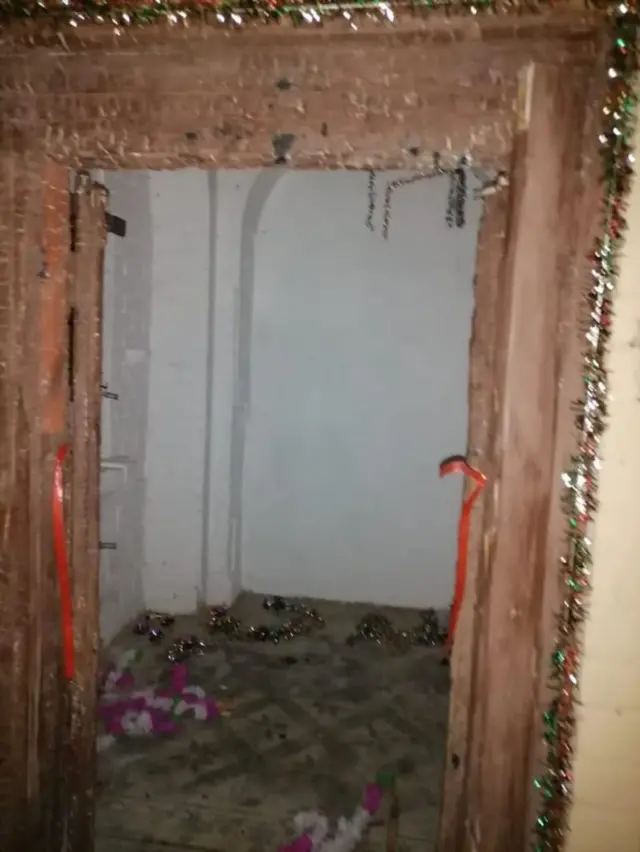 મંદિરનું બારણું જેને નુકસાન પહોંચાડવામાં આવ્યું