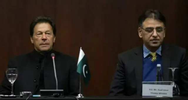 ښاغلي عمر د عمران خان په مشرتابه تحریک انصاف ګوند کې د عمومي منشي په توګه دنده درلوده.