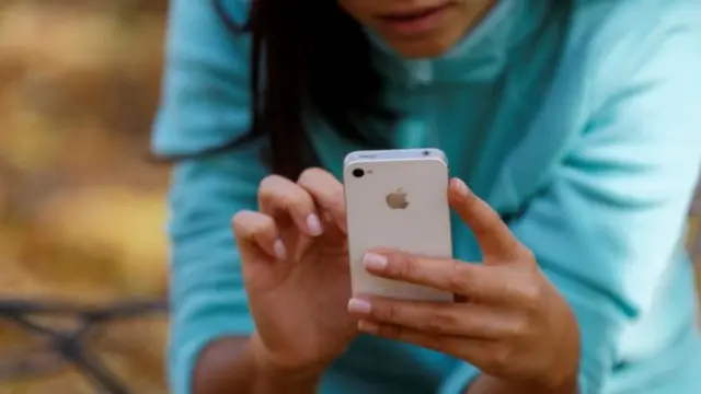 ఫోన్ వాడుతున్న యువతి