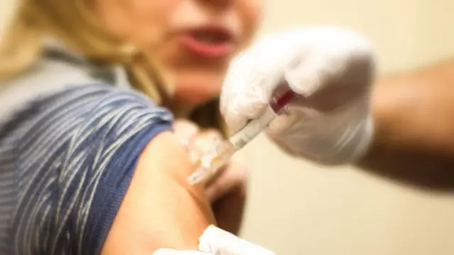 persona siendo vacunada