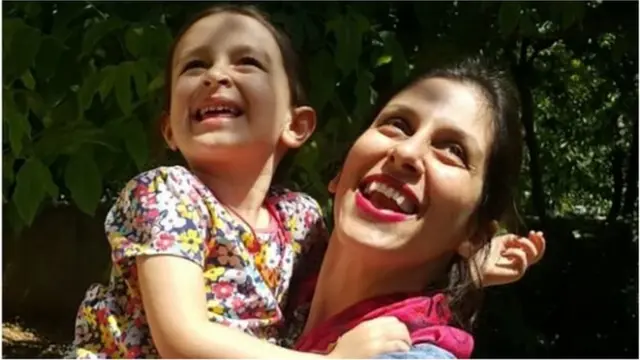 Nazanin Zaghari-Ratcliffe cùng với cô con gái Gabriella, đang thụ án năm năm ở Iran