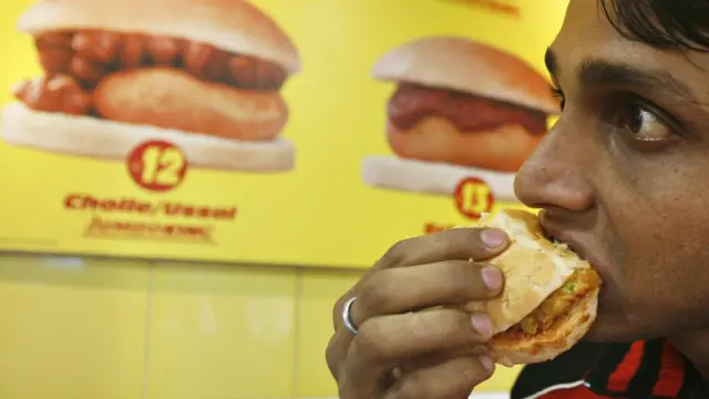 વડા પાવ ખાઈ રહેલો યુવાન