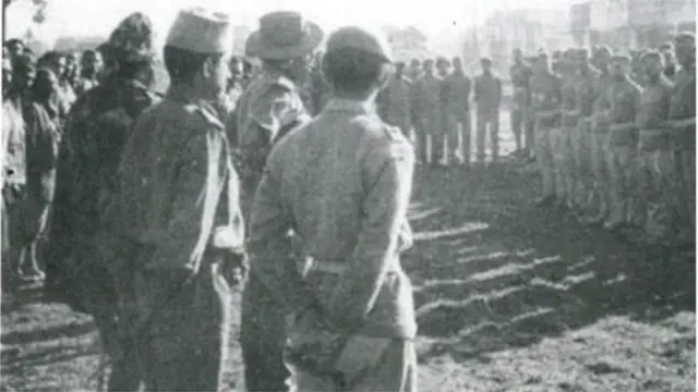 భారత సైనికుల ముందు ఆయుధాలు వేస్తున్న పాక్ సైనికులు