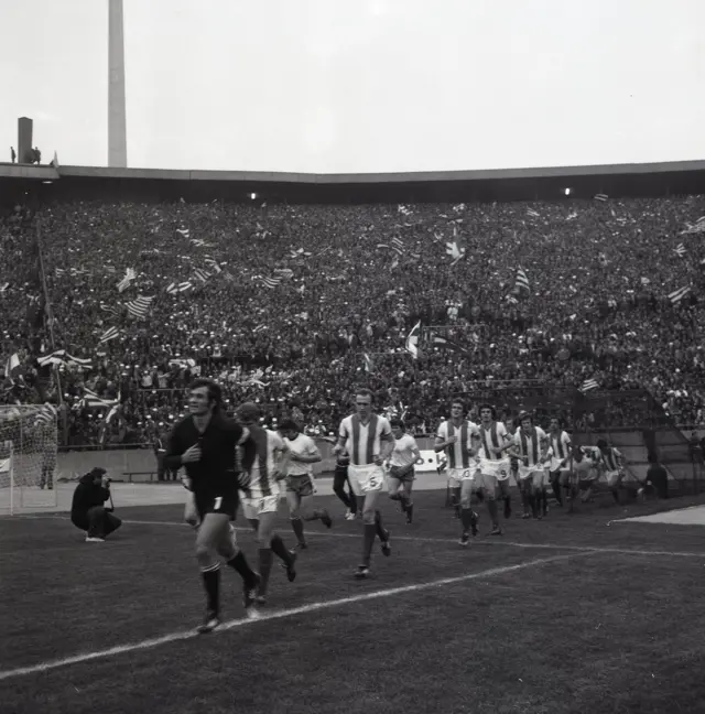 Igrači Crvene zvezde i Ferencvaroša istrčavaju na teren iz zloglasnog tunela