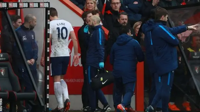 هاري كين (يرتدي القميص الأبيض)