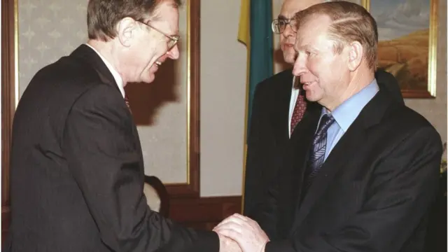 Першу масштабну позику від МВФ Київ отримав під час фінансової кризи 1998 року. Уникнення дефолту зіграло важливу роль у переобранні президента Леоніда Кучми на другий термін у 1999 році. На фото - президент Кучма і директор Другого Європейського департаменту МВФ Джон Одлінг-Смі