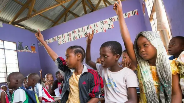 يمكن أن تؤدي مكافأة التلميذ على سلوكياته الطيبة في بيئة التعلم إلى تشجيع أقرانه على أن يحذوا حذوه